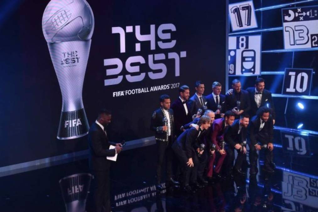 Cinco jugadores del Real Madrid y dos del Barcelona, junto a los brasileños del París Saint-Germain Dani Alves y Neymar, y los italianos Gianluigi Buffon (Juventus) y Leonardo Bonucci (Milán), figuran en el Once Ideal de 2017 de la FIFA FIFPro, según se ha anunciado este lunes en Londres en la gala 'The Best'. Los cinco jugadores madridistas son los defensas Sergio Ramos y Marcelo, los centrocampistas Luka Modric y Toni Kroos, y el atacante portugués Cristiano Ronaldo, nombrado en el equipo ideal por undécima vez.