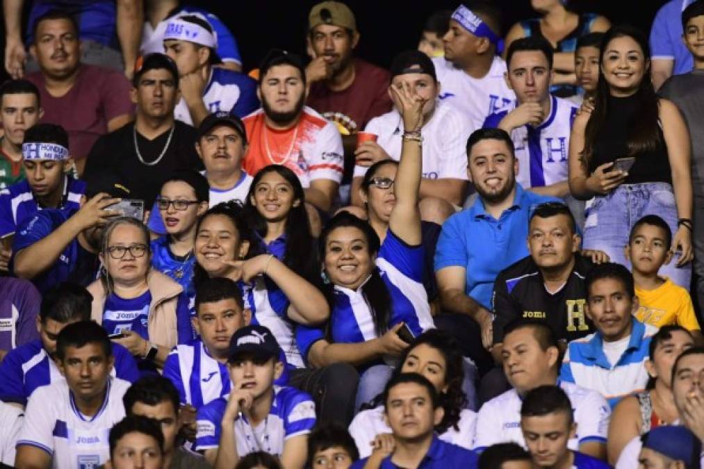 La Selección de Honduras recibió el apoyo de la afición catracha.