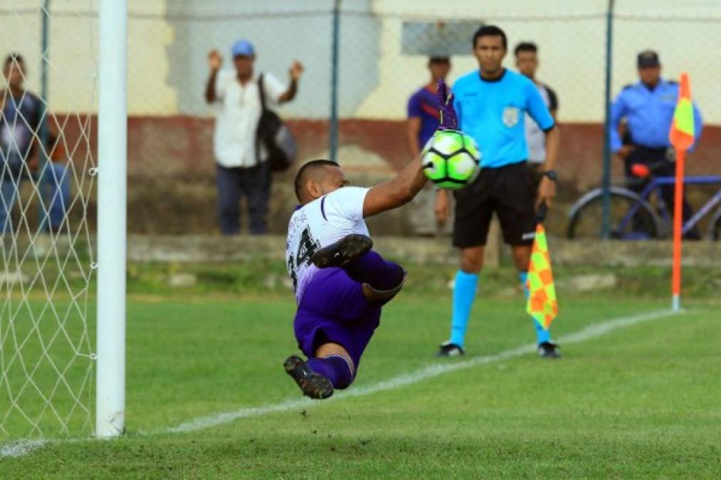 Donaldo Morales le tapó el penal a Mario Martínez con la mano derecha.