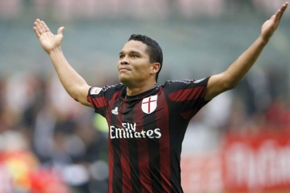 La salida de Carlos Bacca del AC Milan parece más próxima que nunca este verano. Según recoge el portal italiano 'Tuttosport', el Milan está dispuesto a escuchar ofertas de 20 millones de euros por Bacca. La cifra es considerablemente distinta a los 30 millones que exigió al fútbol chino y al West Ham hace 12 meses por su traspaso, lo que apunta a que el club italiano buscará facilitar su salida en busca de nuevos refuerzos para el ataque.