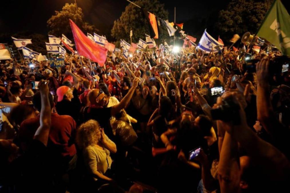 Desde hace cerca de un año, los israelíes se manifiestan frente a la residencia oficial del primer ministro, en el centro de Jerusalén, para reclamar la salida de Netanyahu, juzgado por corrupción, malversación y abuso de poder en una serie de casos.