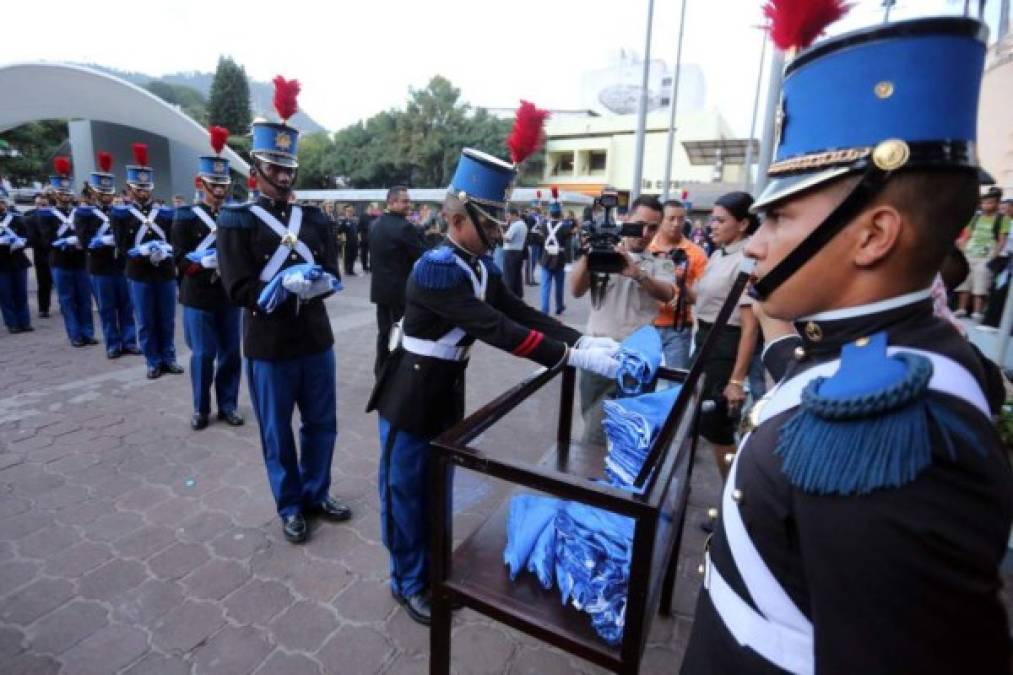 Los hondureños iniciaron el martes 1 de septiembre las celebraciones por sus 194 años de independencia. Actos protocolarios, desfiles y varias actividades cívicas se realizaron en las principales ciudades del país.