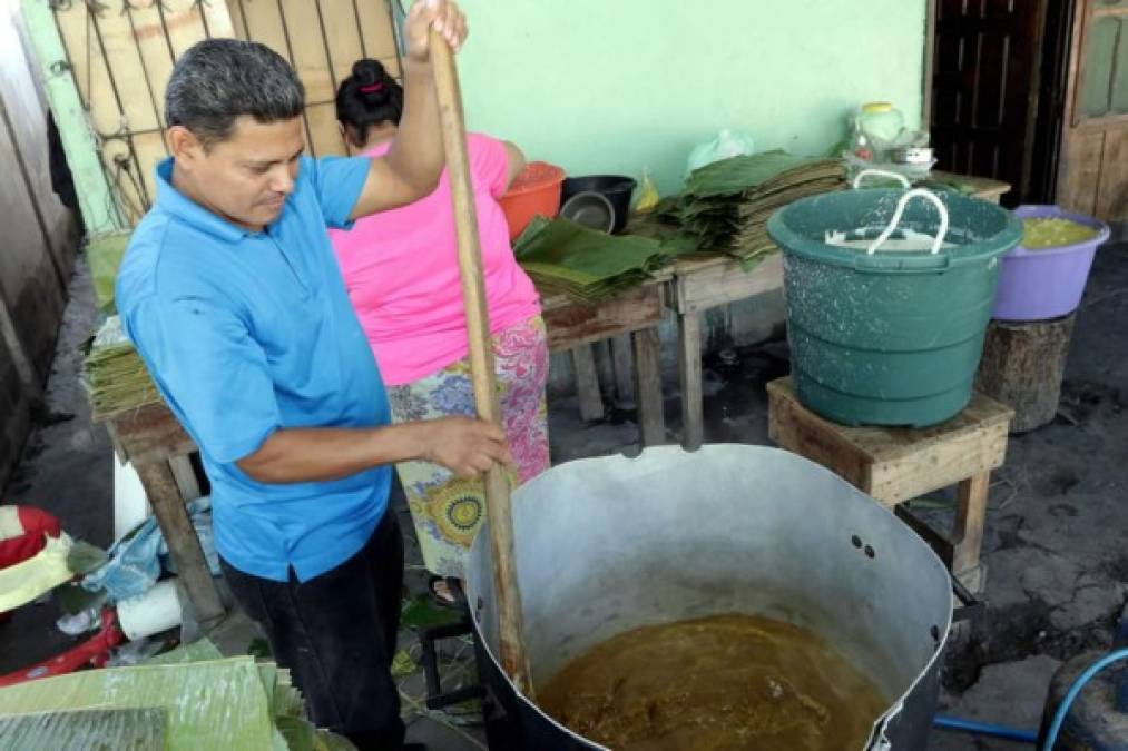 'El 24 de diciembre del año pasado se nos acabó la producción al medio día ya que tuvimos una gran demanda que esperamos superar nuevamente', dijo Yovani Cruz, vendedor de Tamales La Uno.