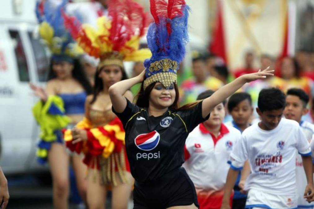 Una bailarina con la camiseta del Motagua.