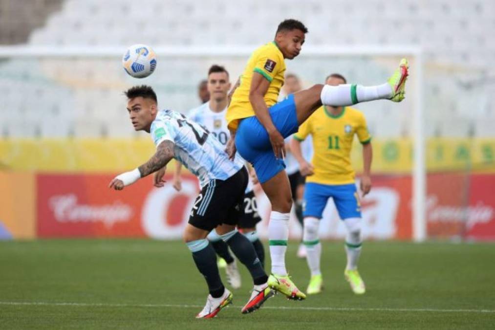 El partido comenzó de manera tranquila, en la imagen Lautaro Martínez y Danilo disputan el balón.