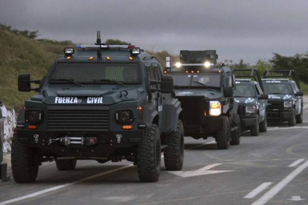 Un convoy de las fuerzas federales mexicanas transita por el estado de Guerrero. El Gobierno mexicano ha ofrecido una millonaria recompensa por información sobre los 43 estudiantes desaparecidos.