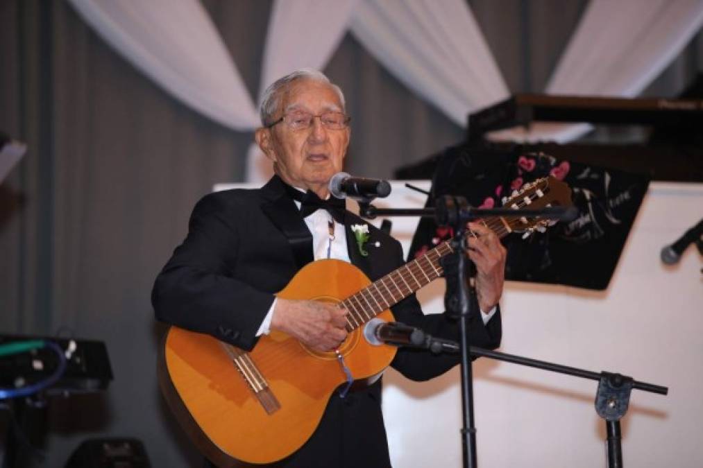 El abuelo de la novia tuvo una presentación especial.