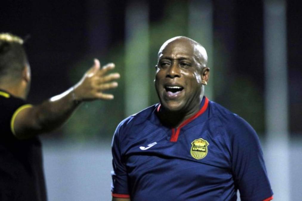 El entrenador tico Hernán Medford celebrando uno de los goles de su equipo Real España contra el Real de Minas.