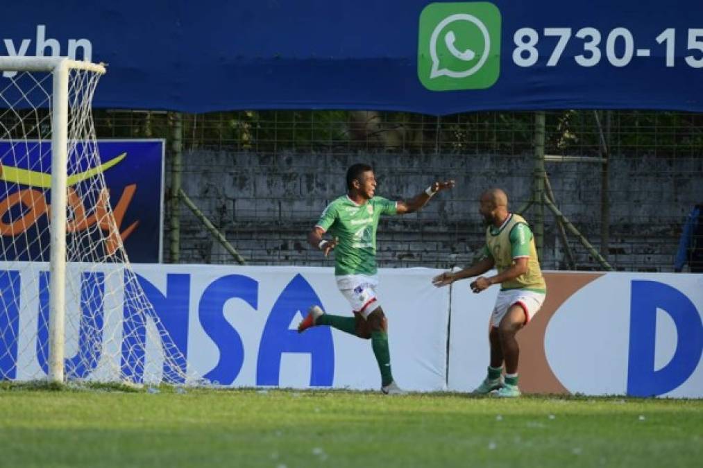 Caue Fernandez estaba calentando a un costado y espero a Costly para festejar lo que era el 2-1 del Marathón ante Real España.