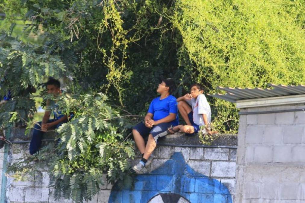 Varios aficionados se las ingeniaron para ver el partido en el estadio Marcelo Tinoco de Danlí.