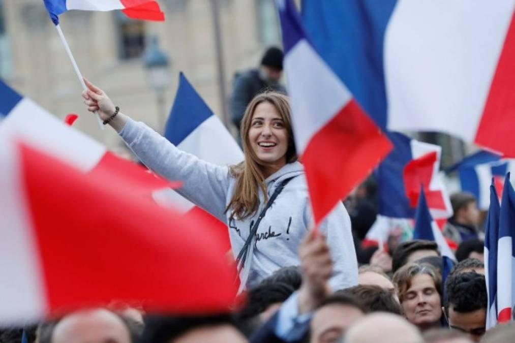Los parisinos no se quedaron atrás en la celebración de la victoria de Macron.