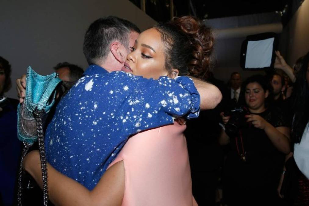 Raf Simons, diseñador de Dior abraza a Rihanna.