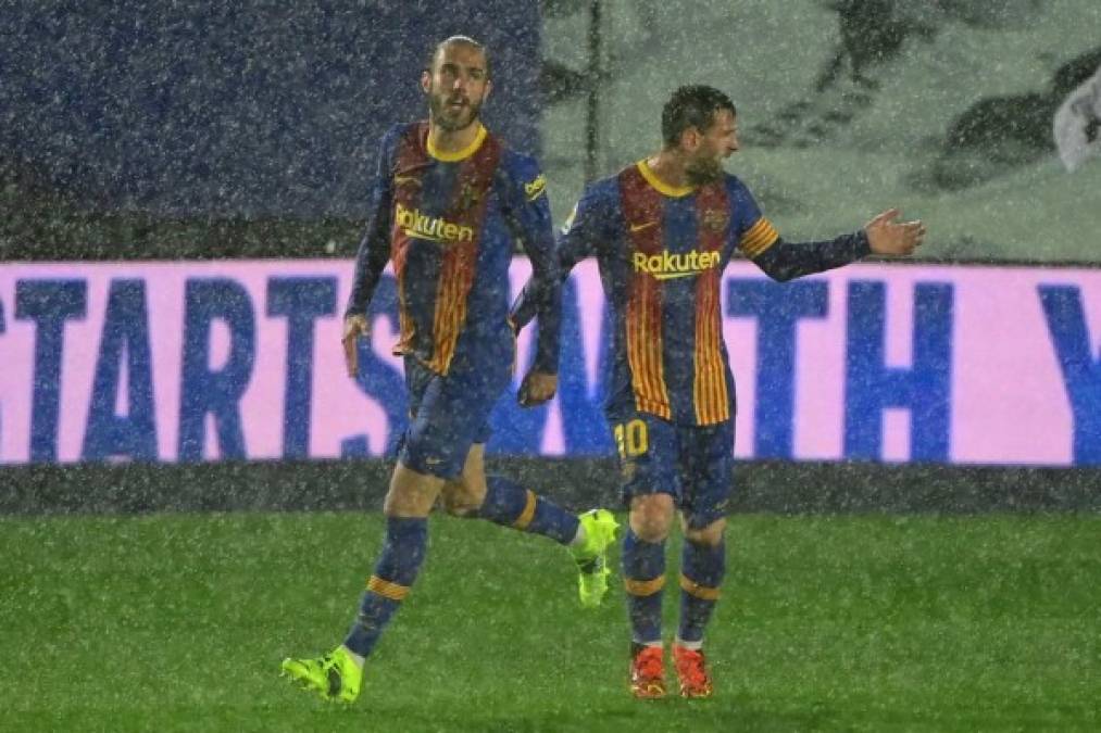 Óscar Mingueza y Messi celebrando el gol del descuento ante Real Madrid.