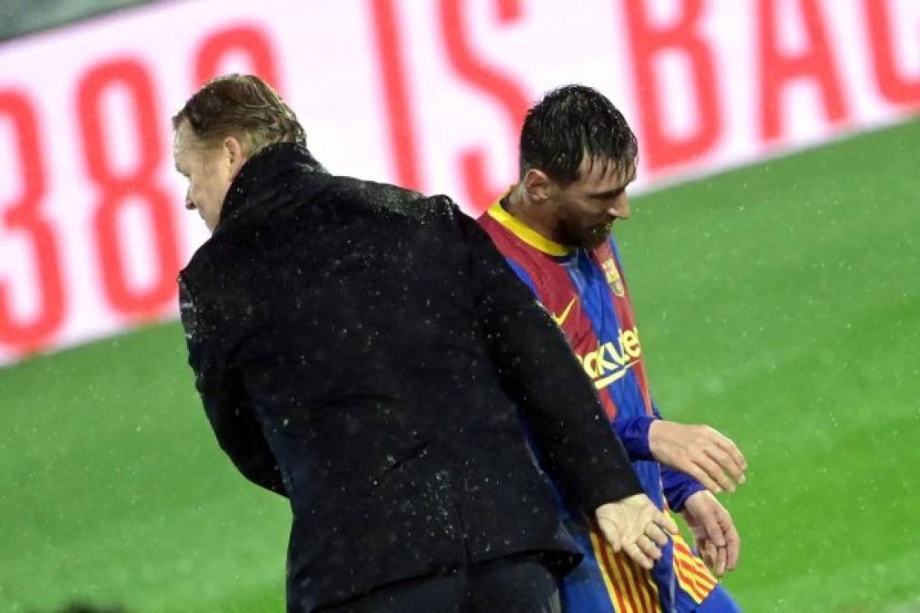 Koeman consolando a Messi por la derrota en el clásico.