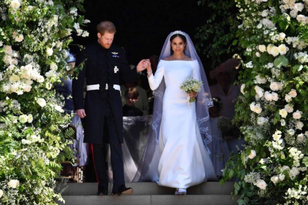 Meghan llevaba también unos zapatos Givenchy y una tiara de diamantes de 1932, prestada por la reina Isabel II, abuela del príncipe Enrique. Los pendientes y la pulsera eran de la casa Cartier.