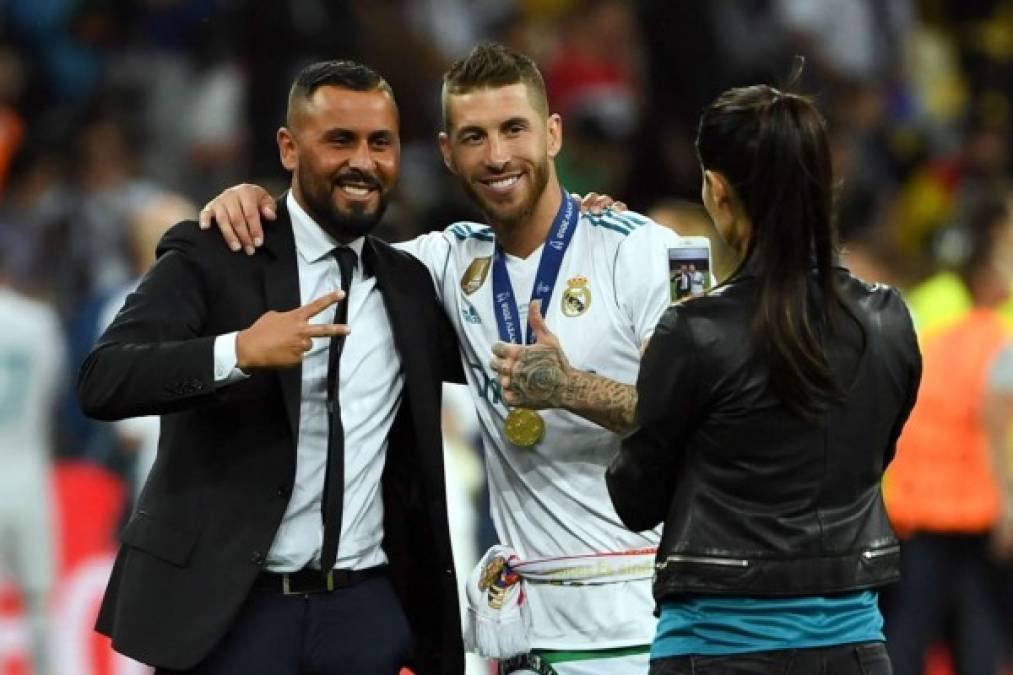 Sergio Ramos posando para una foto que le toma su mujer Pilar Rubio. Foto AFP