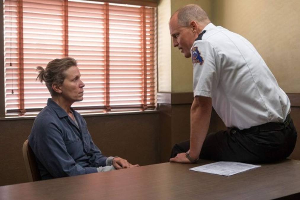 MEJOR PELÍCULA<br/><br/>Tres Anuncios por un Crimen (Three Billboards Outside Ebbing, Missouri)<br/><br/>Mildred Hayes (Frances McDormand), una mujer de 50 años cuya hija fue asesinada, decide iniciar por su cuenta una guerra contra la policía de su pueblo al considerar que no hacen lo suficiente para resolver el caso y hacer justicia.<br/><br/>La cinta escrita y dirigida por Martin McDonagh compite en siete categorías.<br/><br/>Calificación 8.3/10IMDb- 93% Rotten Tomatoes