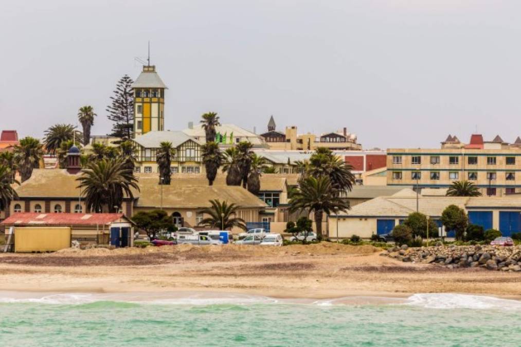 Las olas y costas de Swakopmund, ciudad colonial alemana en Namibia.