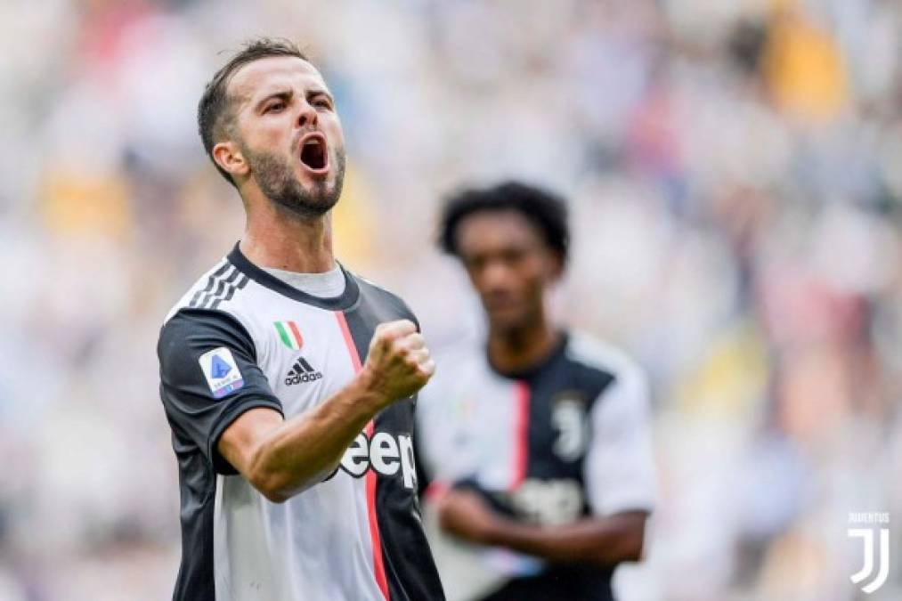 25. Miralem Pjanic (Juventus) - El mediocampista bosnio gana casi el millón de euros al mes, 0,95 M€.