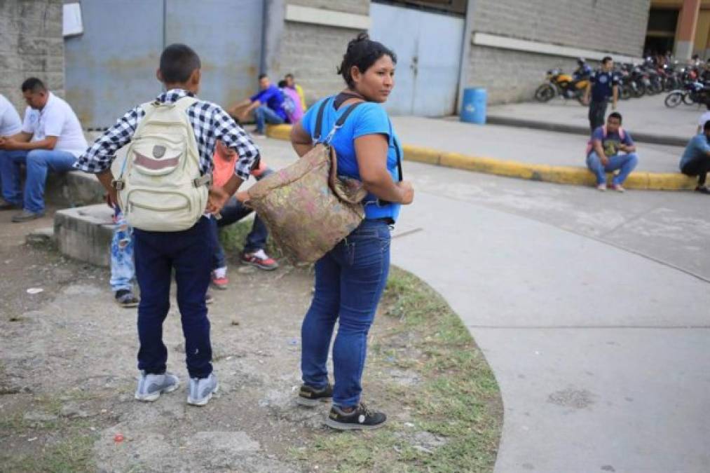 Al menos 60 menores hondureños que pretendían salir del país han sido retenidos por las autoridades por no portar la documentación necesaria o viajar solos en la caravana, afirmó a periodistas este martes la vicecanciller, Nelly Jerez.