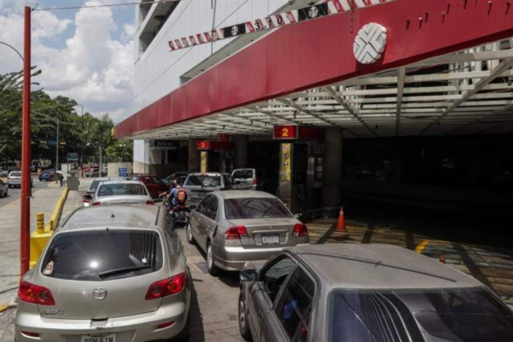 Fotos y videos en las redes sociales mostraban puntos del país, como los estados Zulia y Lara (noroeste), con filas de vehículos de varias cuadras esperando para repostar, así como protestas espontáneas por la situación.