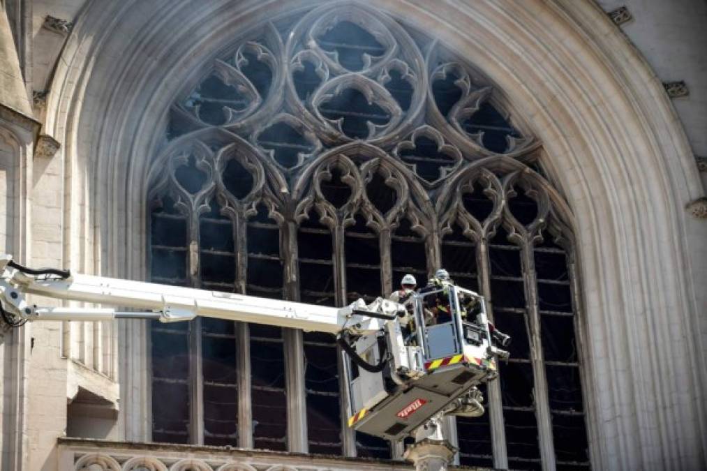 Un grueso penacho de humo negro se escapaba de la enorme fachada de la catedral de San Pedro y San Pablo elevándose sobre el centro de Nantes, según imágenes captadas por AFPTV. Los bomberos descubrieron entonces 'un violento incendio en el órgano situado detrás del rosetón y la acción se concentró en este foco', precisó el director departamental de los bomberos, el general Laurent Ferlay.