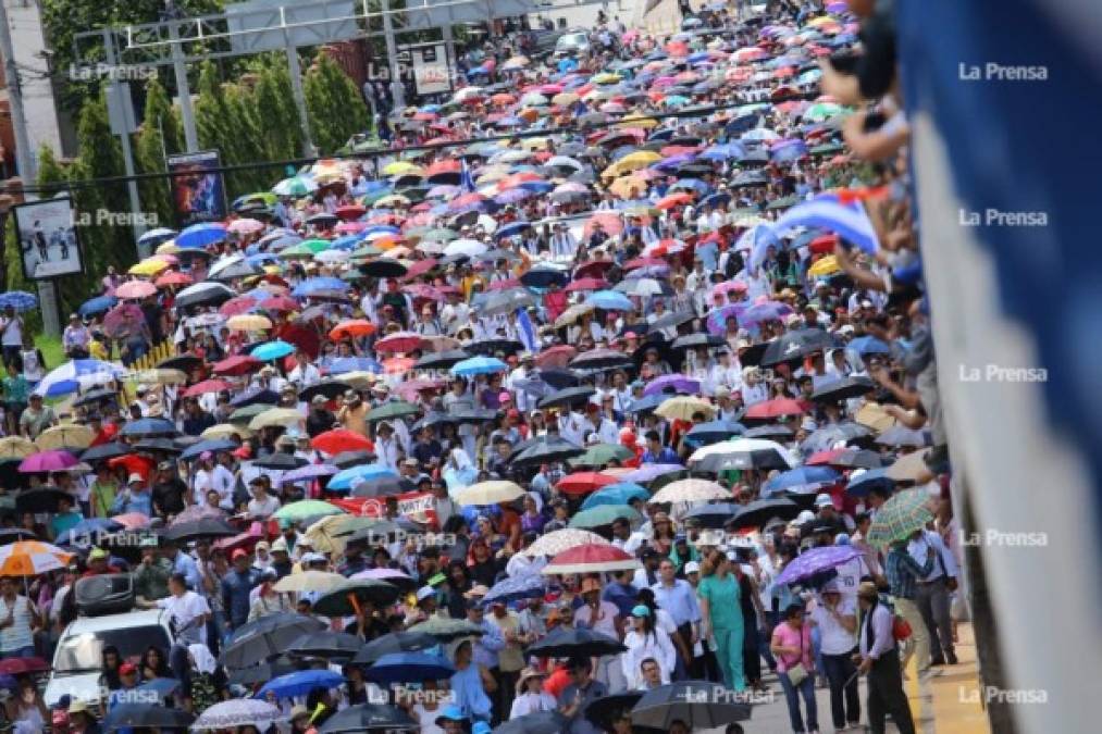 En el municipio de Tegucigalpa, departamento de Francisco Morazán, un fuerte grupo de manifestantes salió desde el bulevar Suyapa frente a las instalaciones de la Universidad Nacional Autónoma de Honduras (Unah).<br/>