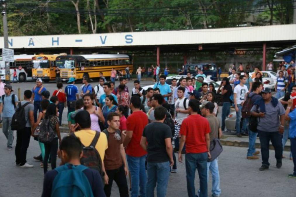 Universitarios bloqueando el paso las vías frente a la Unah-vs. Foto: Amílcar Izaguirre.