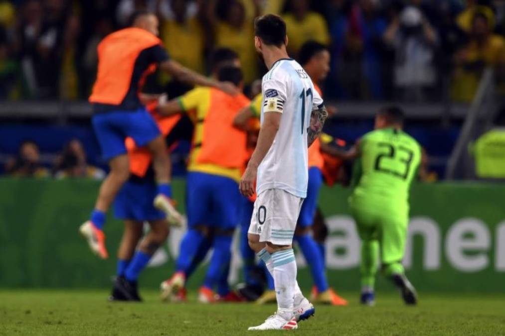 Lionel Messi observando el festejo de los brasileños al final del partido en el estadio Mineirao.
