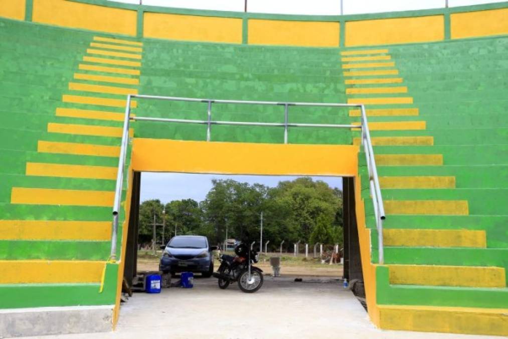 Casi en su totalidad está pintado de amarillo y verde el estadio.
