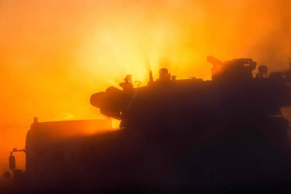 Tanques de guerra israelíes fueron trasladados a la frontera tras un despliegue masivo de tropas en preparación para la incursión terrestre.