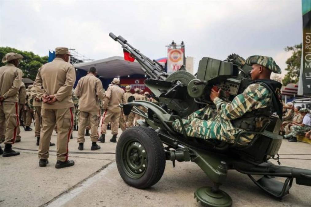 El Gobierno venezolano compró también lanzaderas de cohetes Smerch y Grad para el Ejército.
