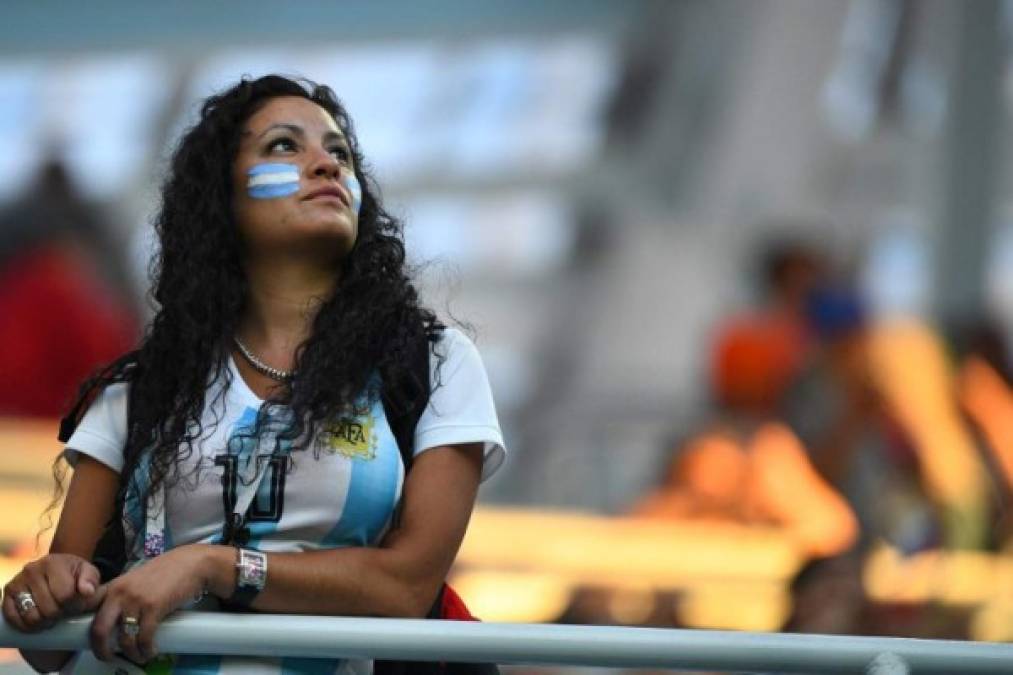 ¿Quién la consuela? Una bella argentina terminó triste tras la derrota contra Croacia.