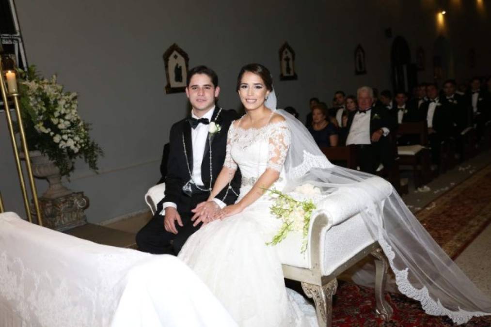 Iradela & Christian <br/>Una de las bodas más regias de 2016 en la capital fue la Estrada Álvarez. Los novios se conocieron en Nicaragua y la fiesta fue un derroche total.