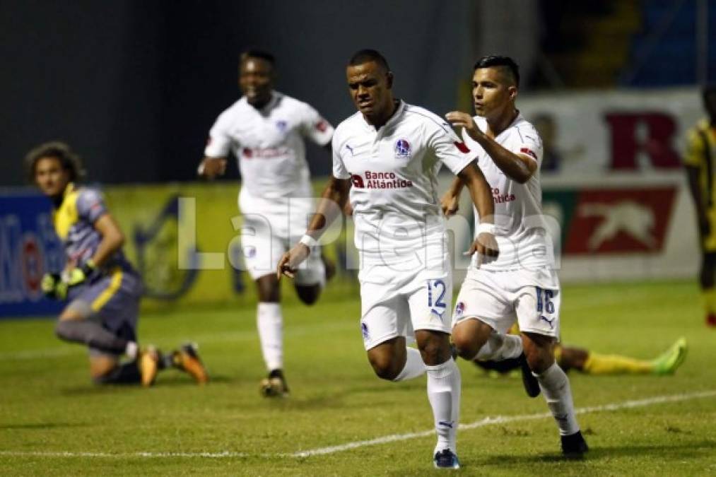 Rony Martínez y Gerson Rodas corren a celebrar el autogol de Wilfredo Barahona.