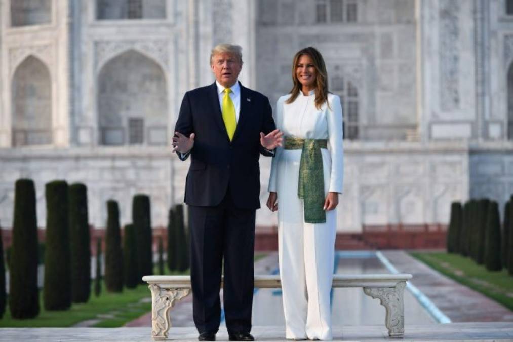 La pieza estaba firmada por Hervé Pierre, uno de los diseñadores favoritos de Melania. <br/><br/>La pareja presidencial estadounidense posó frente al Taj Mahal, el famoso monumento indio al amor.