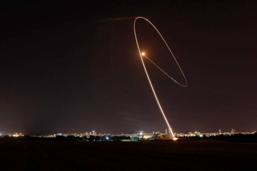 Israel's Iron Dome aerial defence system intercepts a rocket launched from the Gaza Strip, controlled by the Palestinian Hamas movement, above the southern Israeli city of Ashdod, on May 11, 2021. (Photo by Menahem KAHANA / AFP)