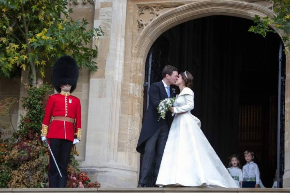 La princesa Eugenia de York y su ahora esposo, Jack Brooksbank, se casaron el viernes 12 de octubre en la capilla de San Jorge en el Castillo de Windsor, el mismo lugar donde se celebró la boda real del príncipe Harry y Meghan Markle.