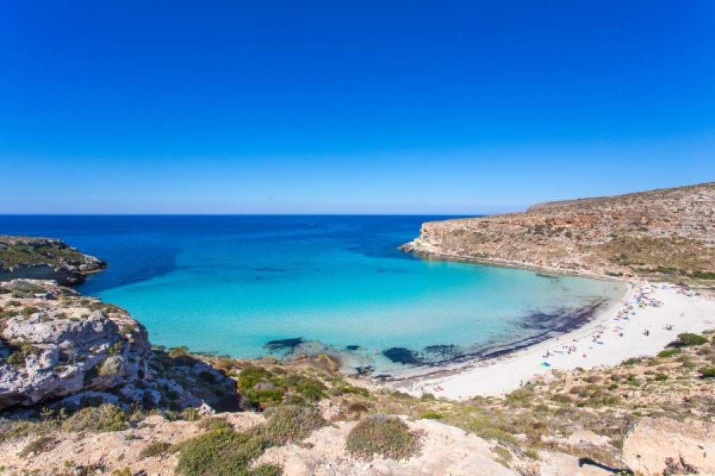 4. Spiaggia dei Conigli (Playa de los Conejos): Esta belleza natural se encuentra al sur de Sicilia, Italia. Se caracteriza por ser una playa virgen y de aguas cristalinas. También posee gran concentracion de tortugas marinas y lagartijas colilargas.
