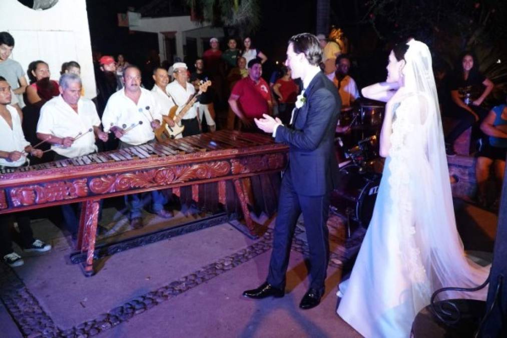 Tras la ceremonia, los novios disfrutaron de una presentación al son de la marimba en pleno parque.