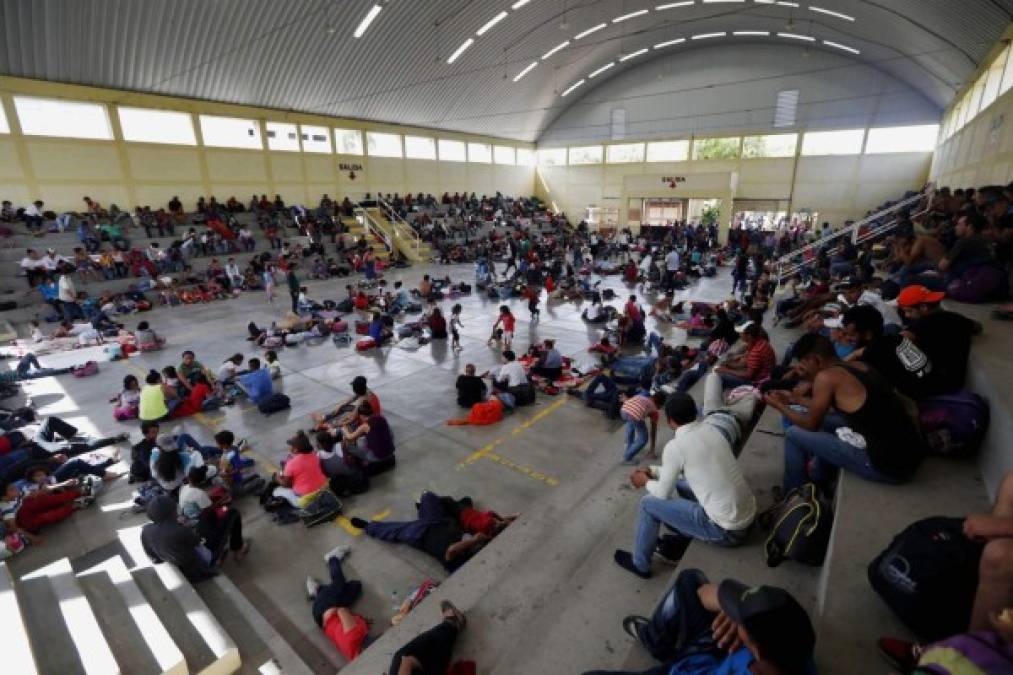 Otra parte de la caravana de migrantes hondureños se quedaron a dormir en un albergue de Chiquimula, Guatemala.