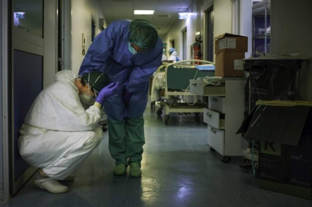 La conmovedora imagen de una enfermera que consuela a un compañero tras finalizar su turno de trabajo en el hospital de Cremona, Italia, desbordado por el número de muertes y pacientes infectados por coronavirus, se viralizó en redes sociales. La foto fue tomada por el enfermero y fotógrafo Paolo Miranda, quien cuenta en Instagram el combate de sus colegas contra el Covid 19 en Italia.