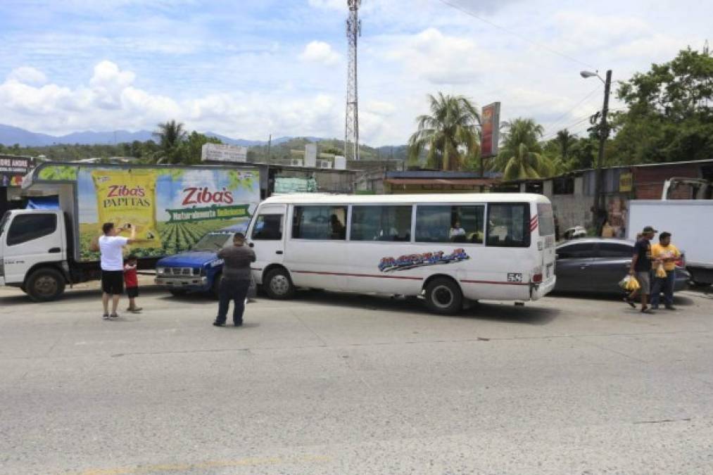 Cinco vehículos colisionaron este viernes en frente del semáforo de la entrada a la colonia López Arellanos de Choloma, Cortés.