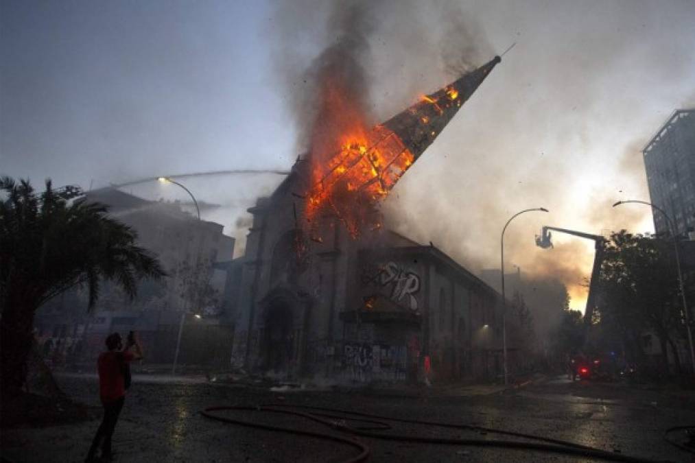 Una iglesia consumida por el fuego, y otra muy dañada fue el resultado de ataques violentos de grupos de encapuchados mientras del otro lado de la manifestación familias completas bailaban y celebraban.