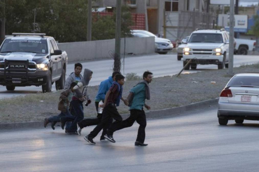 Mientras tanto los inmigrantes siguen llegando en cantidades masivas a EEUU.