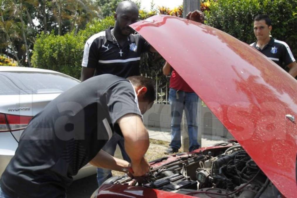 El jugador Franklyn Morales pudo andar en su carro después de colocar la batería.