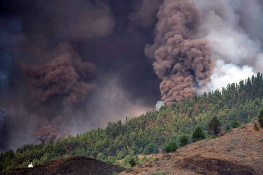 El volcán escupía grandes columnas de humo, ceniza y lava, según una periodista de la AFP presente en la isla.