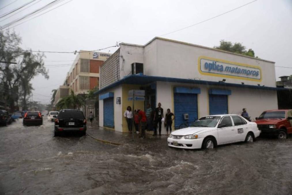 Este fenómeno meteorológico está dejando cantidades considerables de lluvias sobre la costa norte del país.