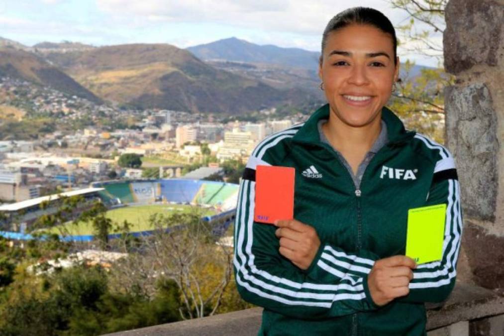 La árbitro Melissa Pastrana ha generado revuelo en las últimas tras pitar la final de ida Motagua - Olimpia que finalizó 2-2. La chica fue cuestionada por el entrenador Diego Vázquez y ha ocasionado diversos comentarios. Conocé algunas cosas que no sabías de la central.