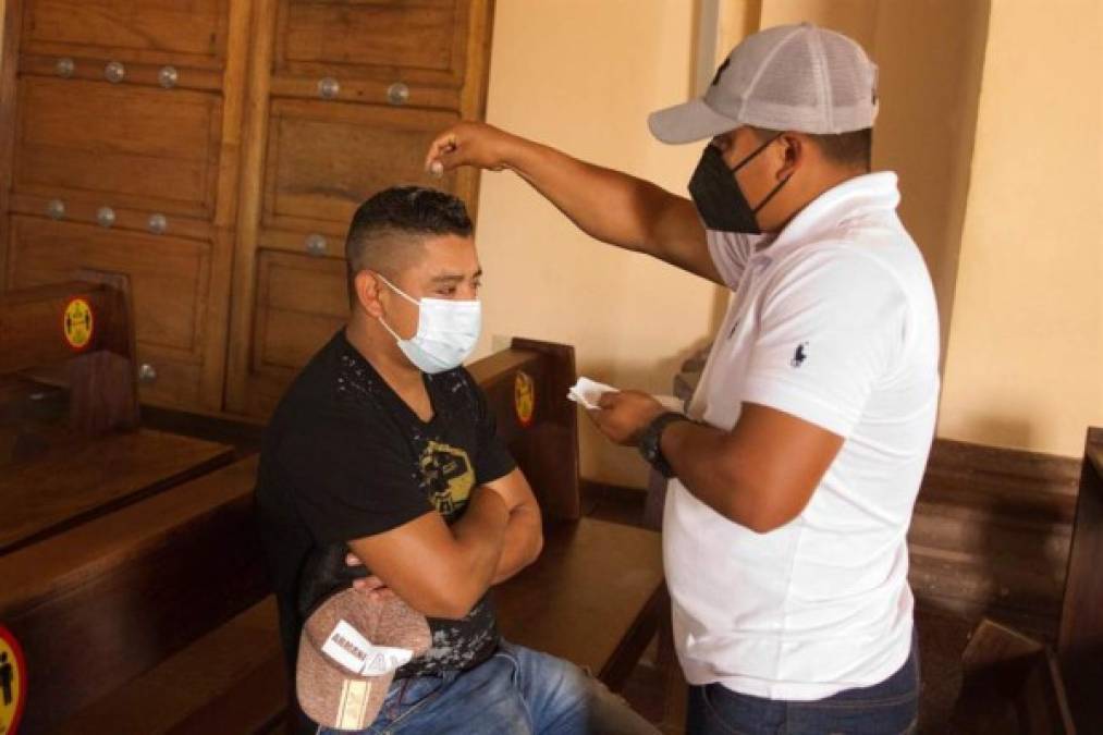 En la Catedral Metropolitana de Tegucigalpa, el párroco Luis Gutiérrez dejó caer ceniza en la cabeza de los pocos fieles que asistieron a la misa. Foto EFE